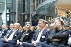 Zuschauer beim Dialogforum von UBi 2024 im Allianz Forum in Berlin