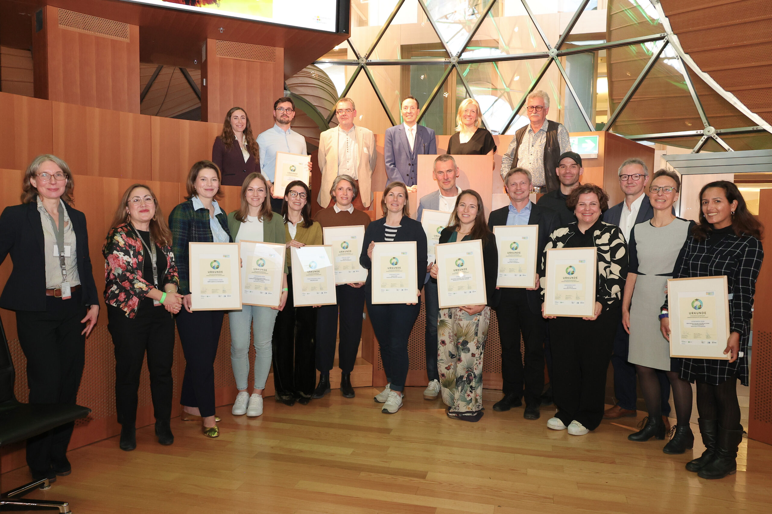 Gruppenbild der Gewinner des Biodiversitätspreises für die Wirtschaft 2026 bei der Preisverleihung in Berlin