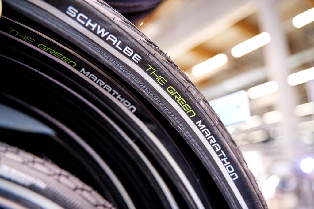 Nahaufnahme eines Schwalbe-Fahrradreifens an einem Fahrrad.