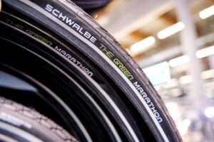 Nahaufnahme eines Schwalbe-Fahrradreifens an einem Fahrrad.