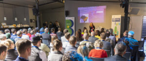 Teilnehmende beim zweiten Jubiläum des Berliner Biodiversitätsbündnisses in der Malzfabrik verfolgen einen Vortrag.