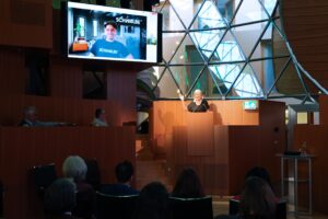 Noyan Ören von Schwalbe ist digital zur Preisverleihung des Biodiversitätspreises für die Wirtschaft 2026 zugeschaltet.