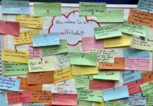 Pinnwand mit Beiträgen der Teilnehmenden zur Frage „Was nehmen Sie mit aus Wirtschaft?“ beim Dialogforum 2026 von UBi.