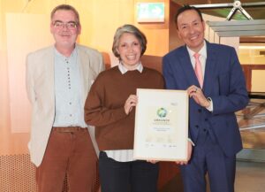 Vertreterinnen und Vertreter bei der Preisverleihung halten die Urkunde für den Publikumspreis des Biodiversitätspreises für die Wirtschaft 2026.