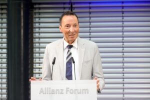 Oliver Conz spricht beim Dialogforum 2026 von „Unternehmen Biologische Vielfalt – UBi“ am Rednerpult im Allianz Forum Berlin.