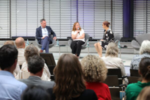 Gregor Laumann und Dr. Valerie Köcke sprechen beim Dialogforum 2026 von UBi mit Moderatorin Dr. Tanja Busse über das IPBES Business and Biodiversity Assessment.