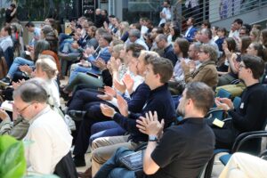 Teilnehmende applaudieren beim Dialogforum 2026 von „Unternehmen Biologische Vielfalt – UBi“ im Allianz Forum Berlin.