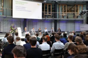 Podiumsdiskussion mit Fishbowl beim Dialogforum 2026 von „Unternehmen Biologische Vielfalt – UBi“ im Allianz Forum Berlin.