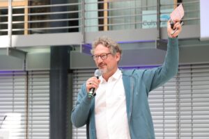 Eckart von Hirschhausen spricht beim Dialogforum 2026 von „Unternehmen Biologische Vielfalt – UBi“ mit Mikrofon vor dem Publikum.