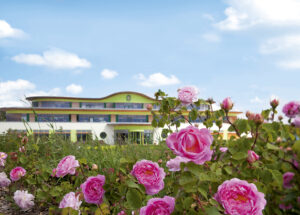 Rosenblüten vor dem Gebäude der PRIMAVERA LIFE GmbH in Oy-Mittelberg