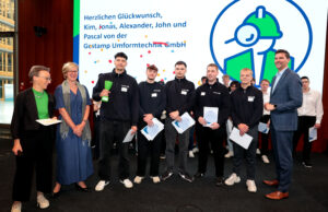 Fünf Auszubildende der Gestamp Umformtechnik GmbH bei der bundesweiten Bestenehrung der Energie-Scouts mit ihren Urkunden.