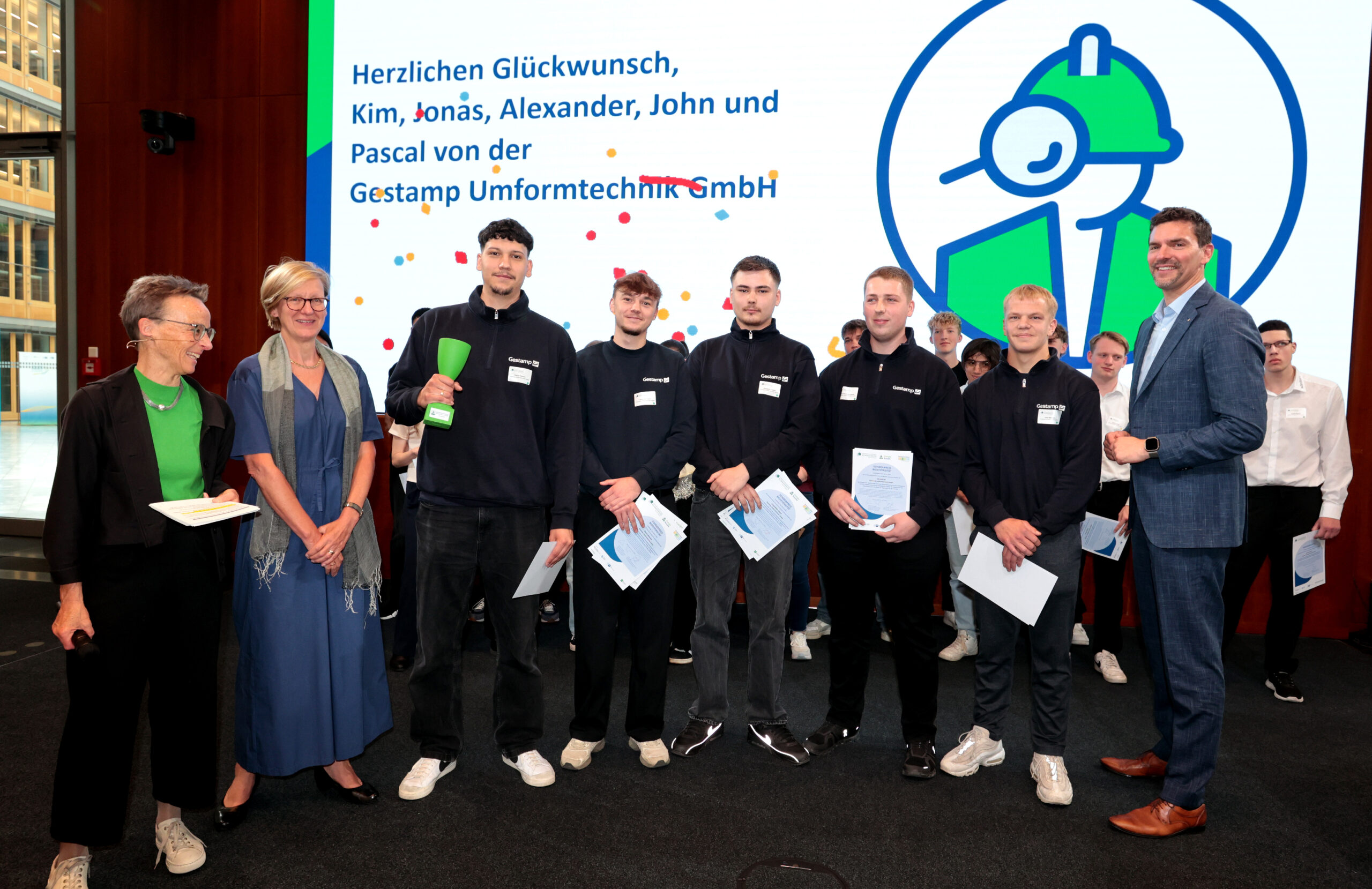 Fünf Auszubildende der Gestamp Umformtechnik GmbH bei der bundesweiten Bestenehrung der Energie-Scouts mit ihren Urkunden.
