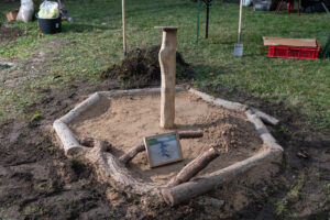 Naturnahes Strukturelement mit Sandfläche, Totholz und Holzstamm auf einer BEW-Unternehmensfläche.