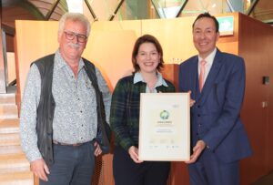 Vertreterinnen und Vertreter bei der Preisverleihung halten die Urkunde für den Sonderpreis des Biodiversitätspreises für die Wirtschaft 2026 an HiPP.