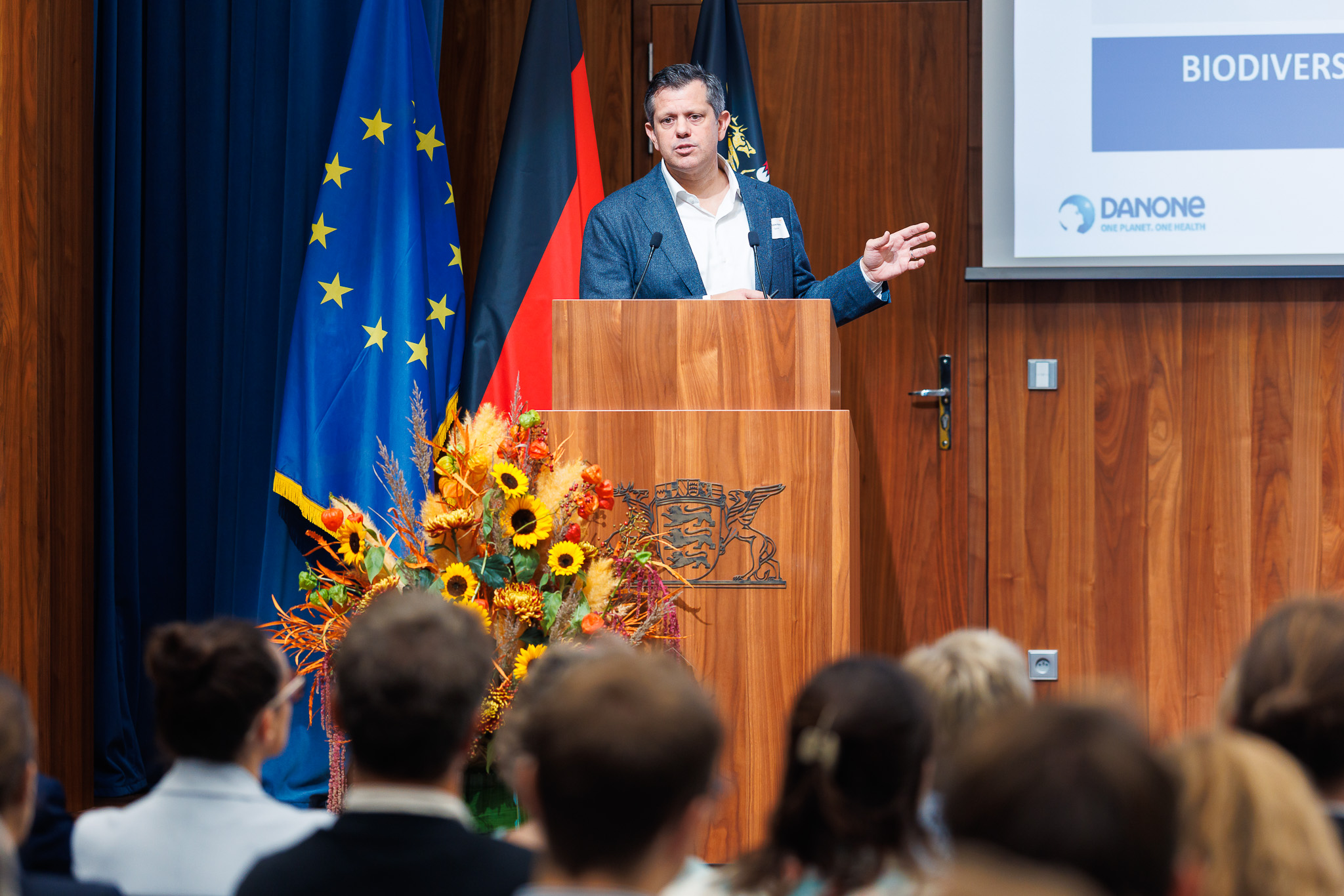 Chris Adamo von Danone spricht bei der Fit for Biodiversity Conference 2026 in Brüssel vor dem Konferenzpublikum.